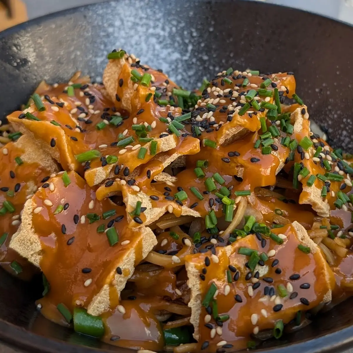 Crispy Tofu Auf Nudeln Mit Haussauce