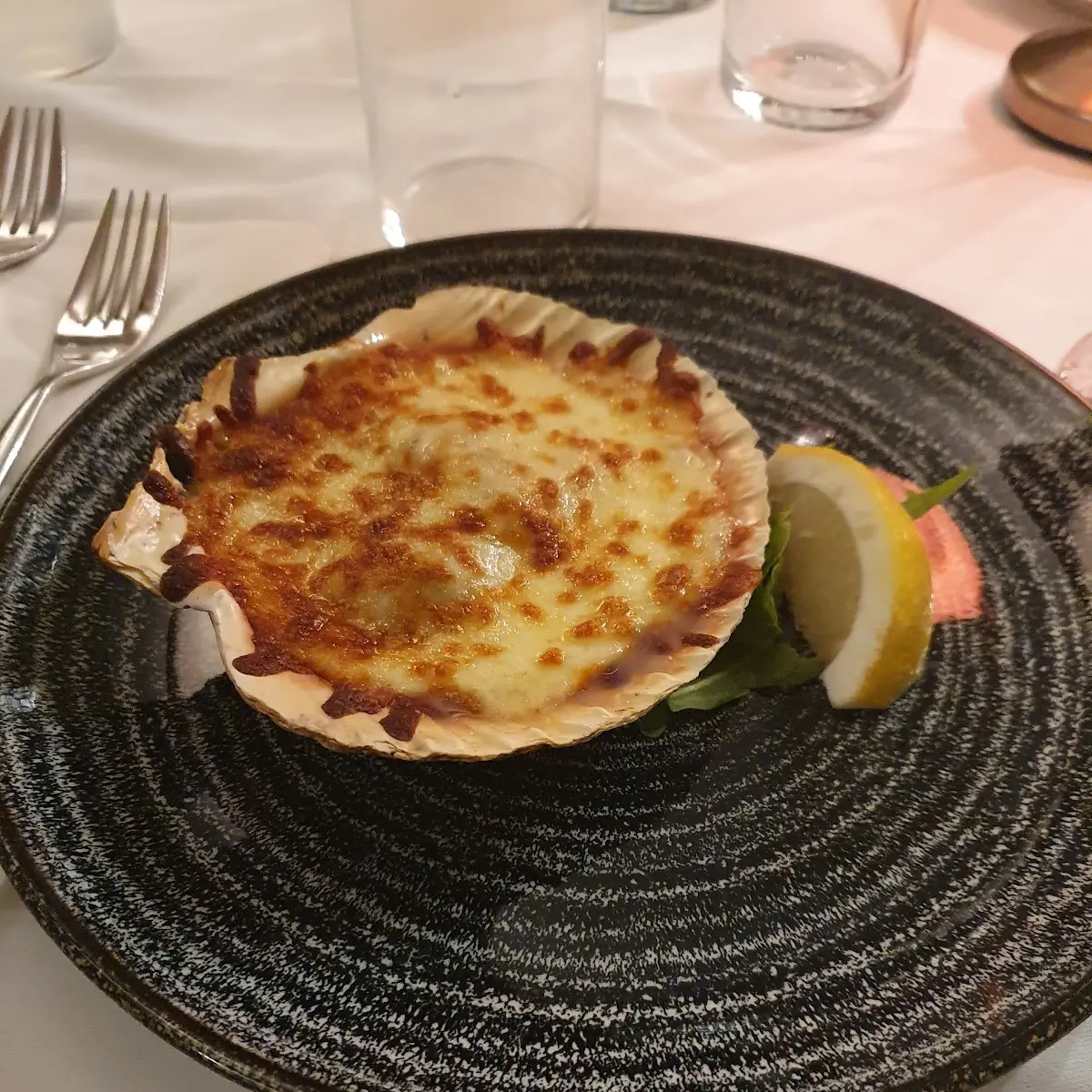 Jakobsmuscheln Mit Shrimps Mit Mozzarella Alla Caprese