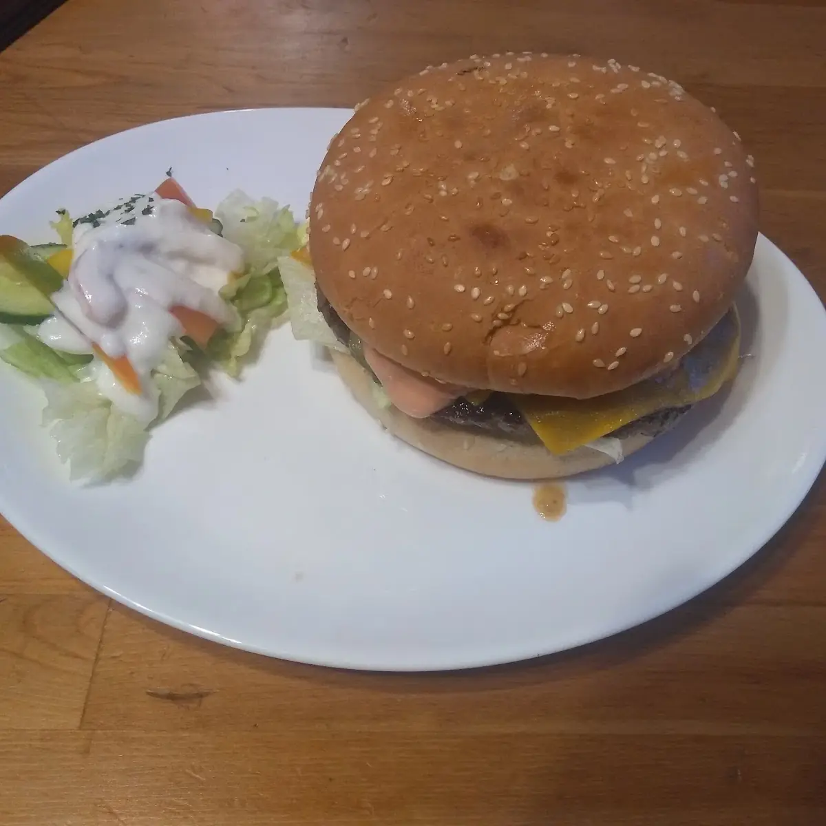 Cheeseburger Mit Salat