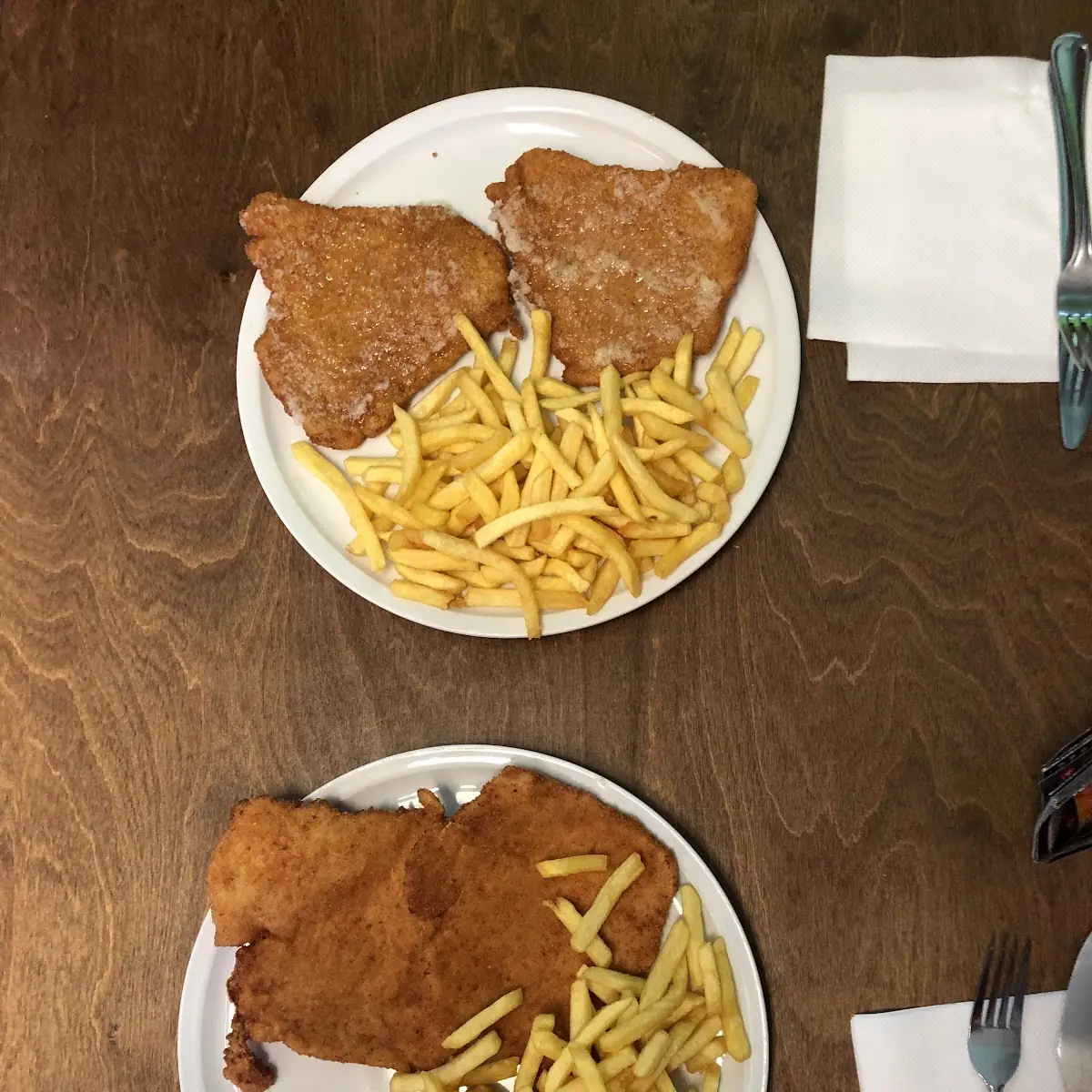Knoblauchschnitzel Und Pommes Frites Und Sureschnitzel Mit Pommes Frites