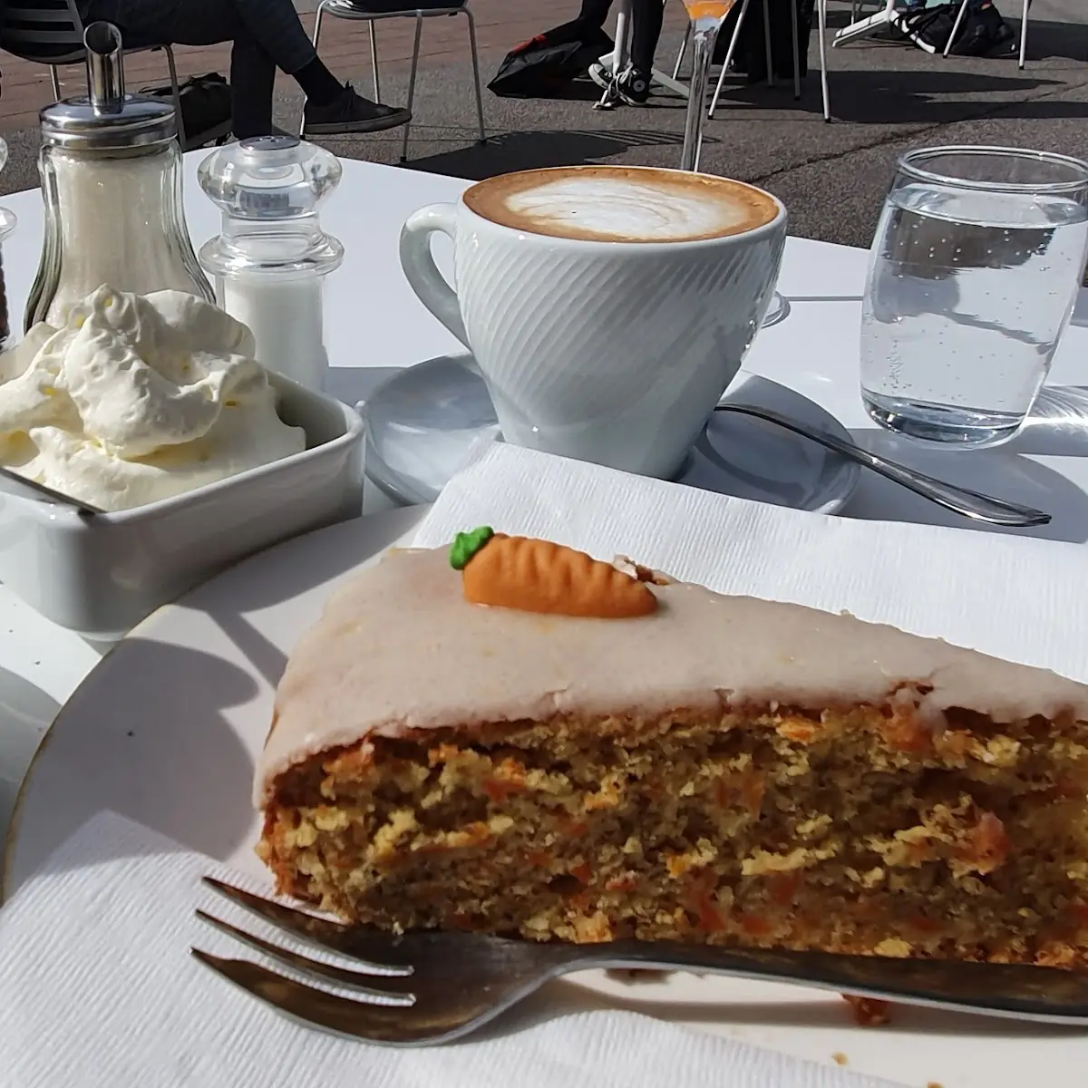 Karottentorte Mit Schlag Und Melange