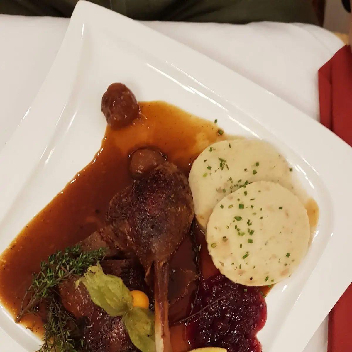 Gebratene Gans Mit Blaukraut Und Serviettenknödel
