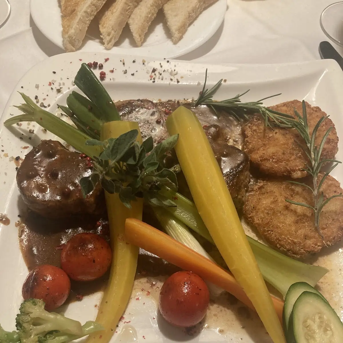 Schweine Medaillon Mit Erdäpfel Puffer Und Frischem Gemüse