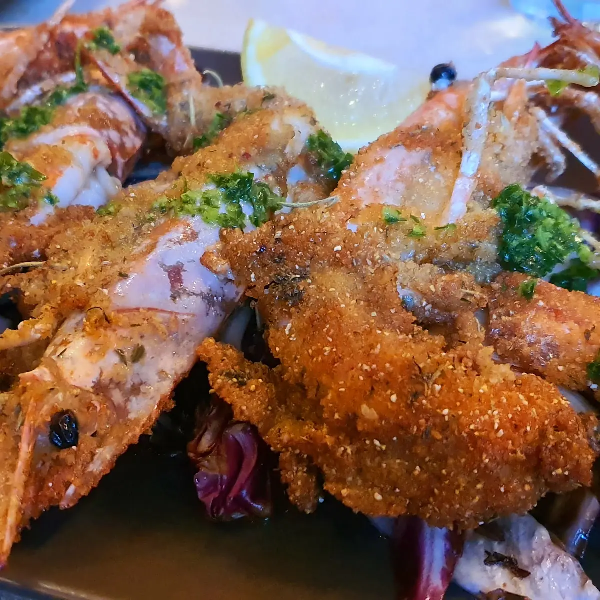 Gamberoni Fritti Auf Gegrilltem Radicchio