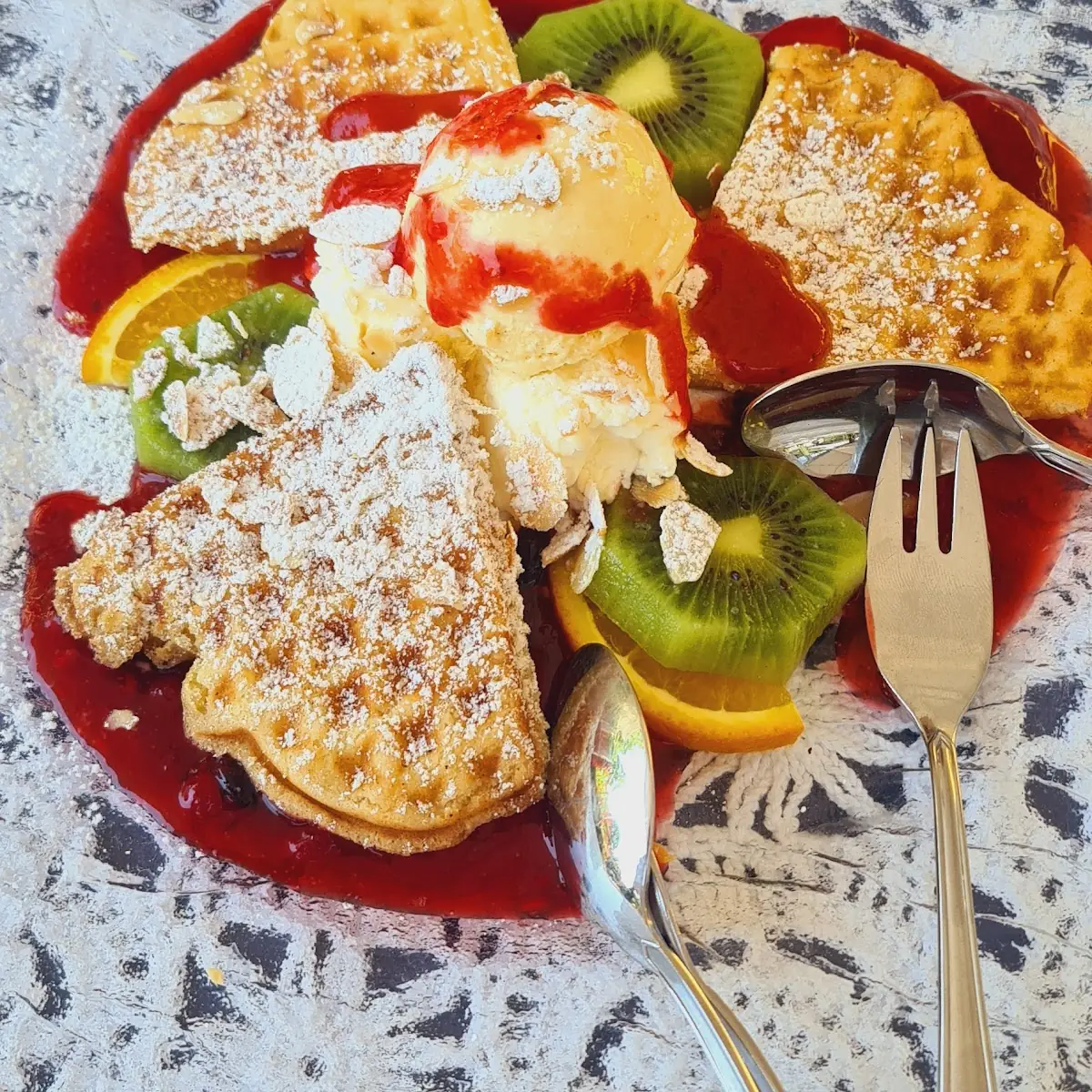 Frisch Gebackene Waffeln Mit Waldbeeren Vanilleeis Und Schlagobers