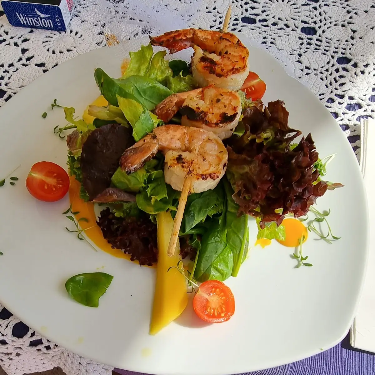 Garnelen Spieß Auf Blattsalat Und Mango