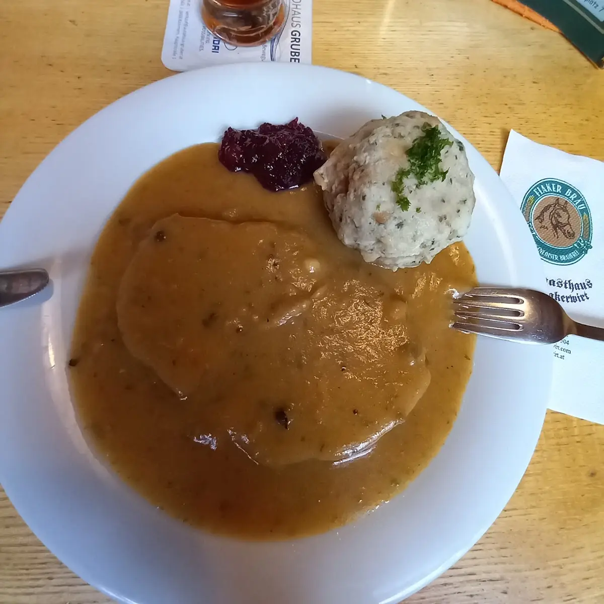 Geschmorter Schweinsbraten In Wurzelrahmsauce U Semmelknödel