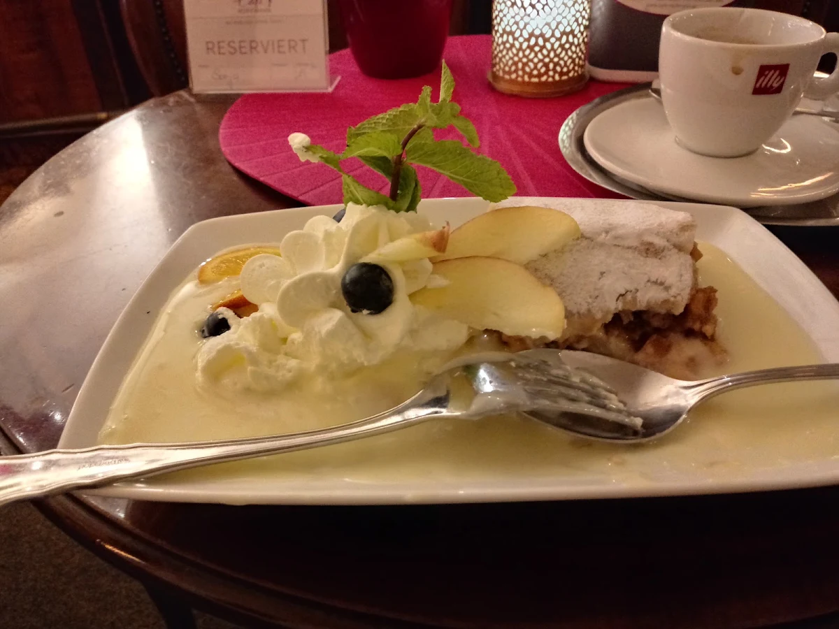 Kaffee Mit Apfelstrudel Schlagobers