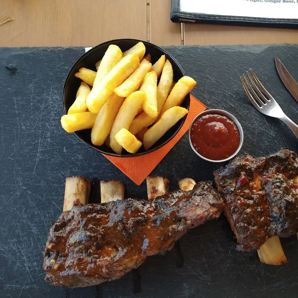 Spare Ribs Vom Rind Mit Pommes Frites