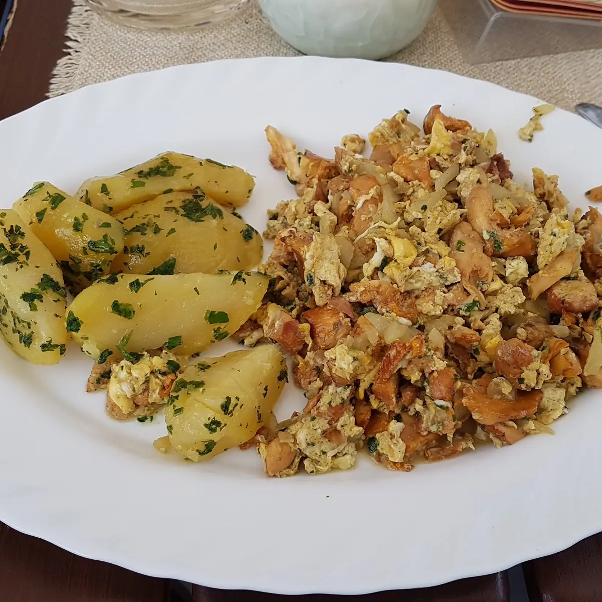 Geröstete Eierschwammerl Mit Ei Und Kartoffeln