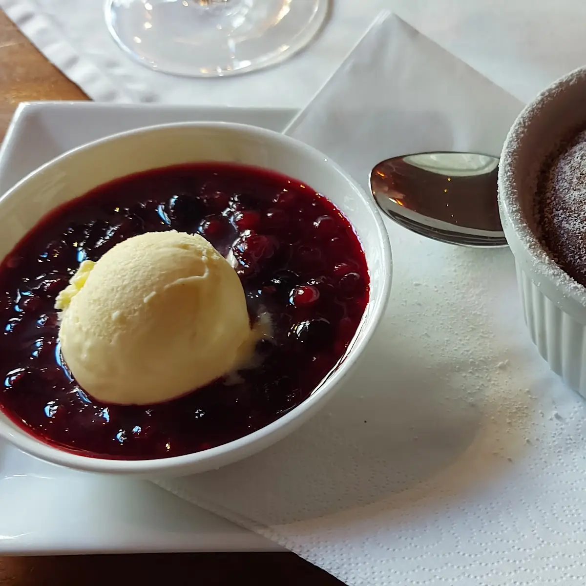 Schokotörtchen Mit Flüßigem Kern Waldbeeren Und Vanilleeis