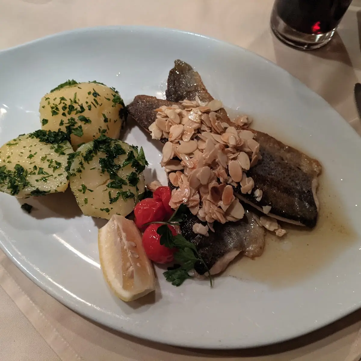 Forellenfilet Mit Petersilienkartoffeln Und Mandelbutter