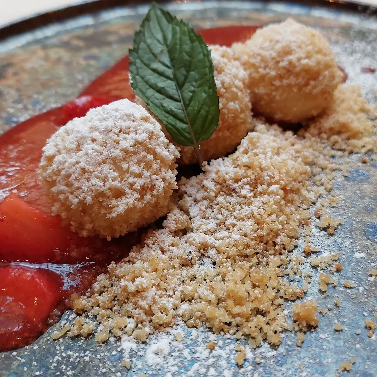 Topfenknödel Auf Erdbeerragout