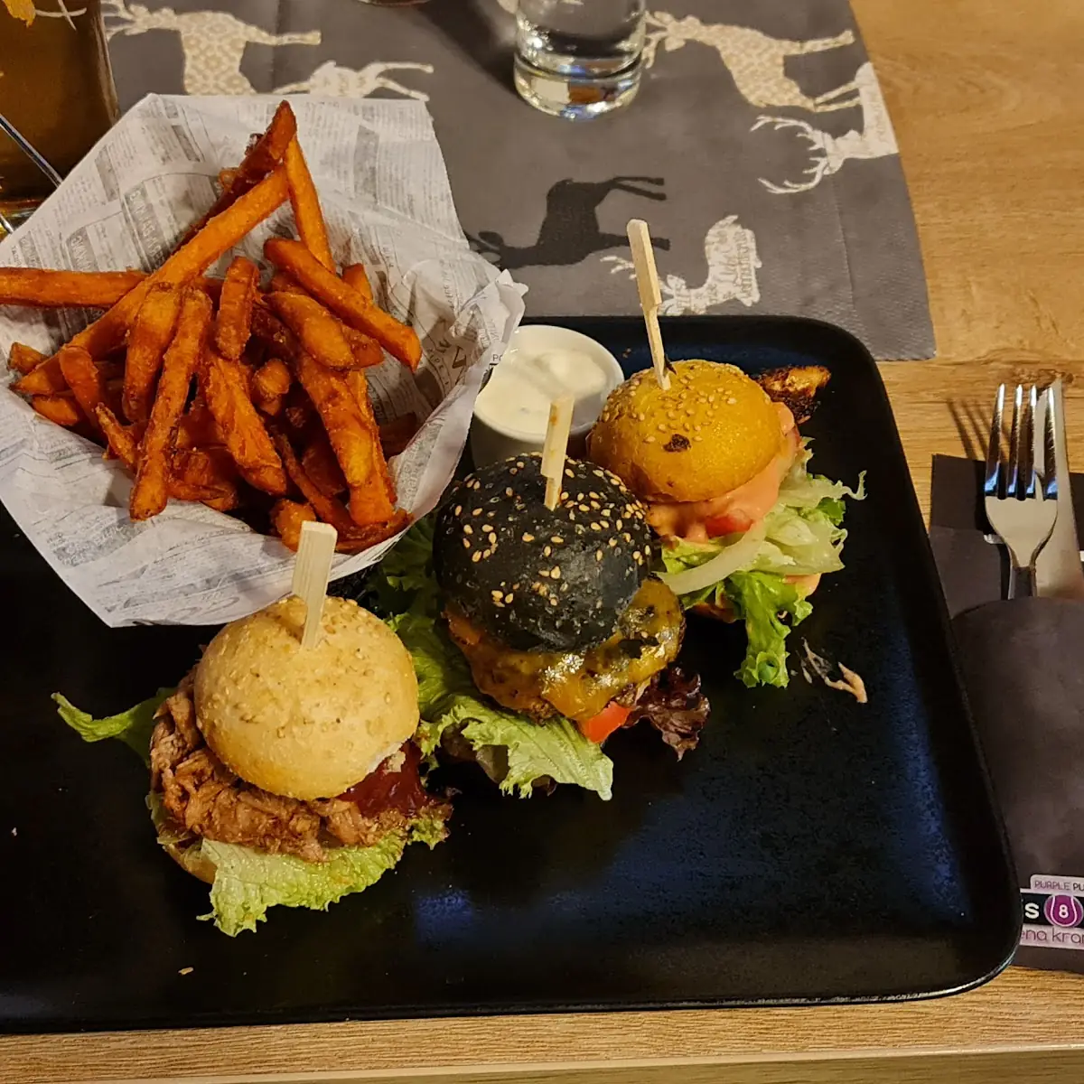 Halle Burger 3erlei Mit Süßkartoffel Pommes