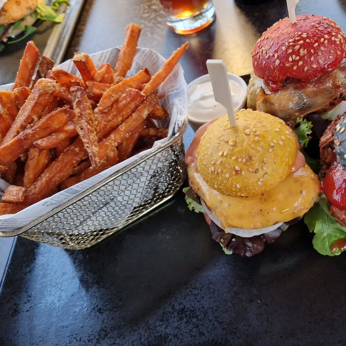 Halle Burger Dreierlei Mit Süßkartoffelpommes