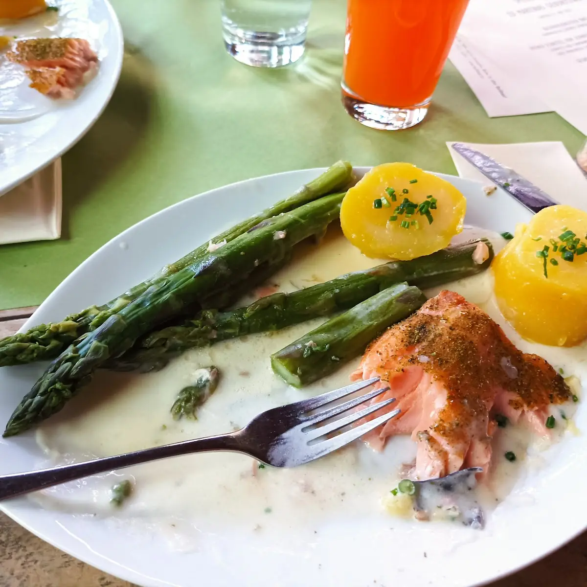 Lachsforelle Mit Grünem Spargel