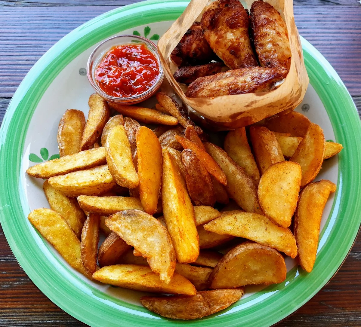 Chicken Wings Mit Potato Wedges