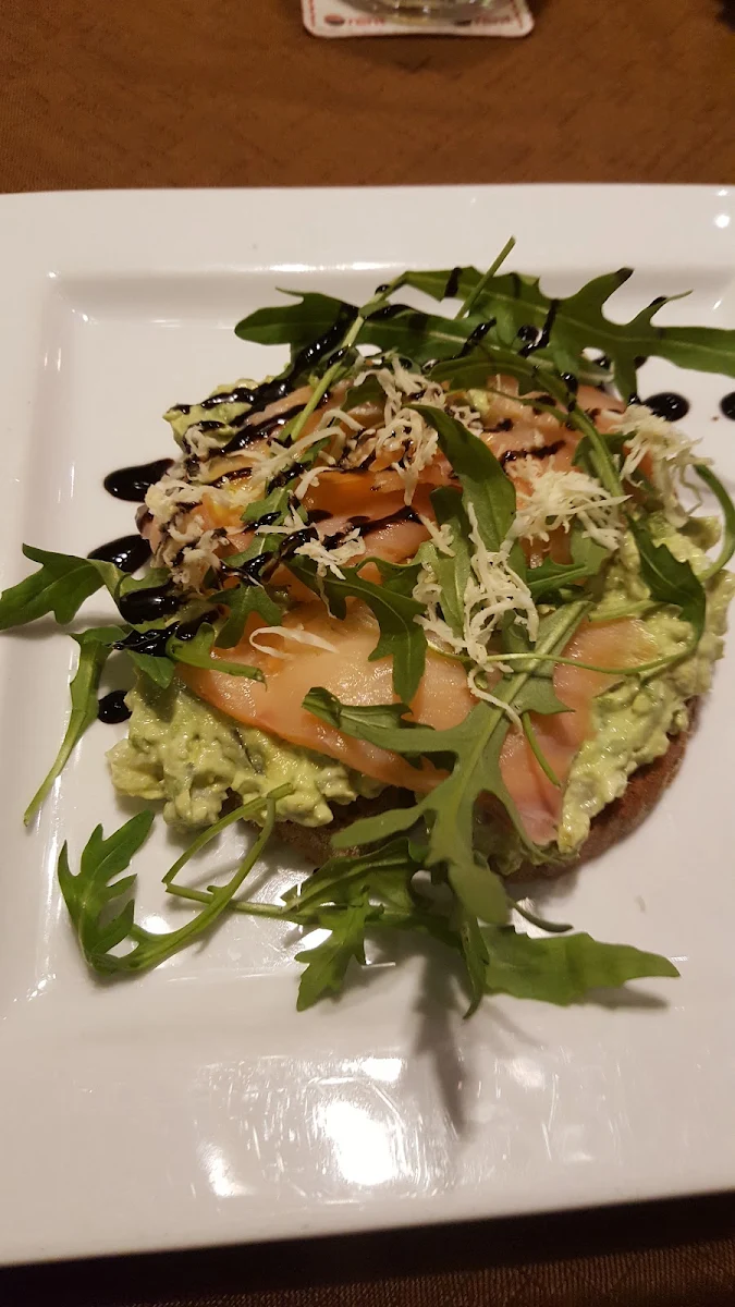 Avocado-apfel Auf Röstbrot Mit Räucherlachs Und Meerrettich