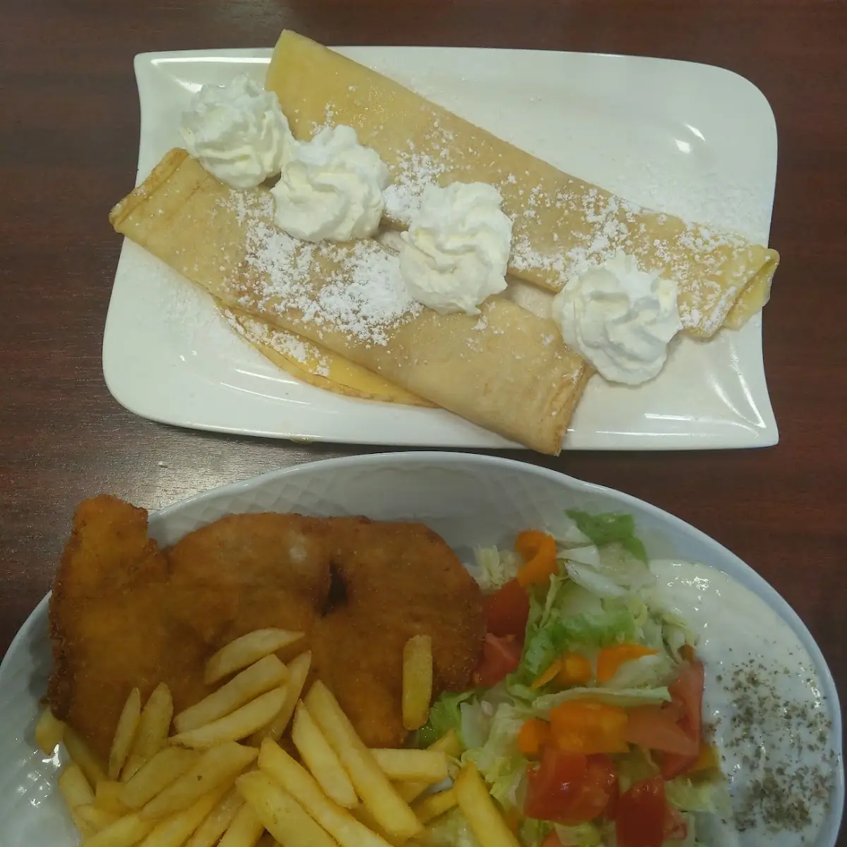 Schnitzel Mit Pommes Frites Und Schokoladen Palatschinken