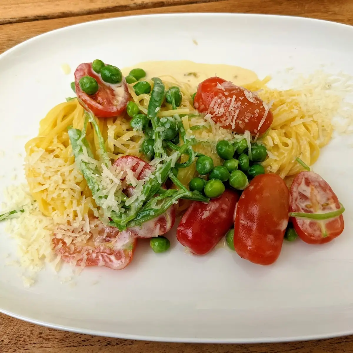 Tagliollini Mit Paradeiser Und Jungen Erbsen