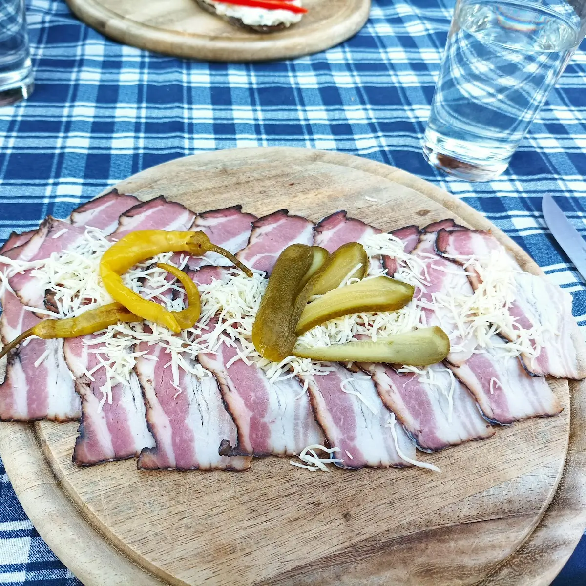 Garniertes Speckbrot