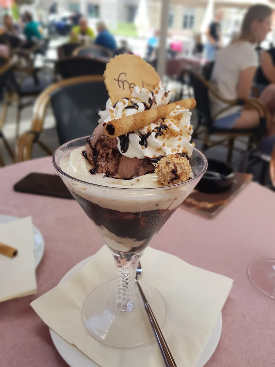 Eisbecher Mit Banana-crunch Sahne-kirsch Und Joghurt-waldfrüchte