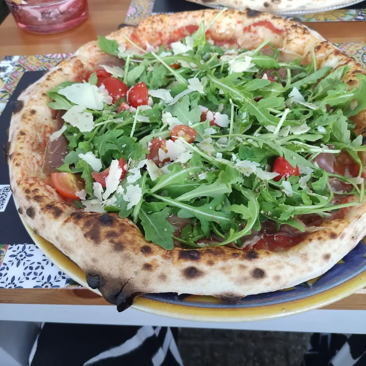 Pizza Mit Rucola Und Schinken