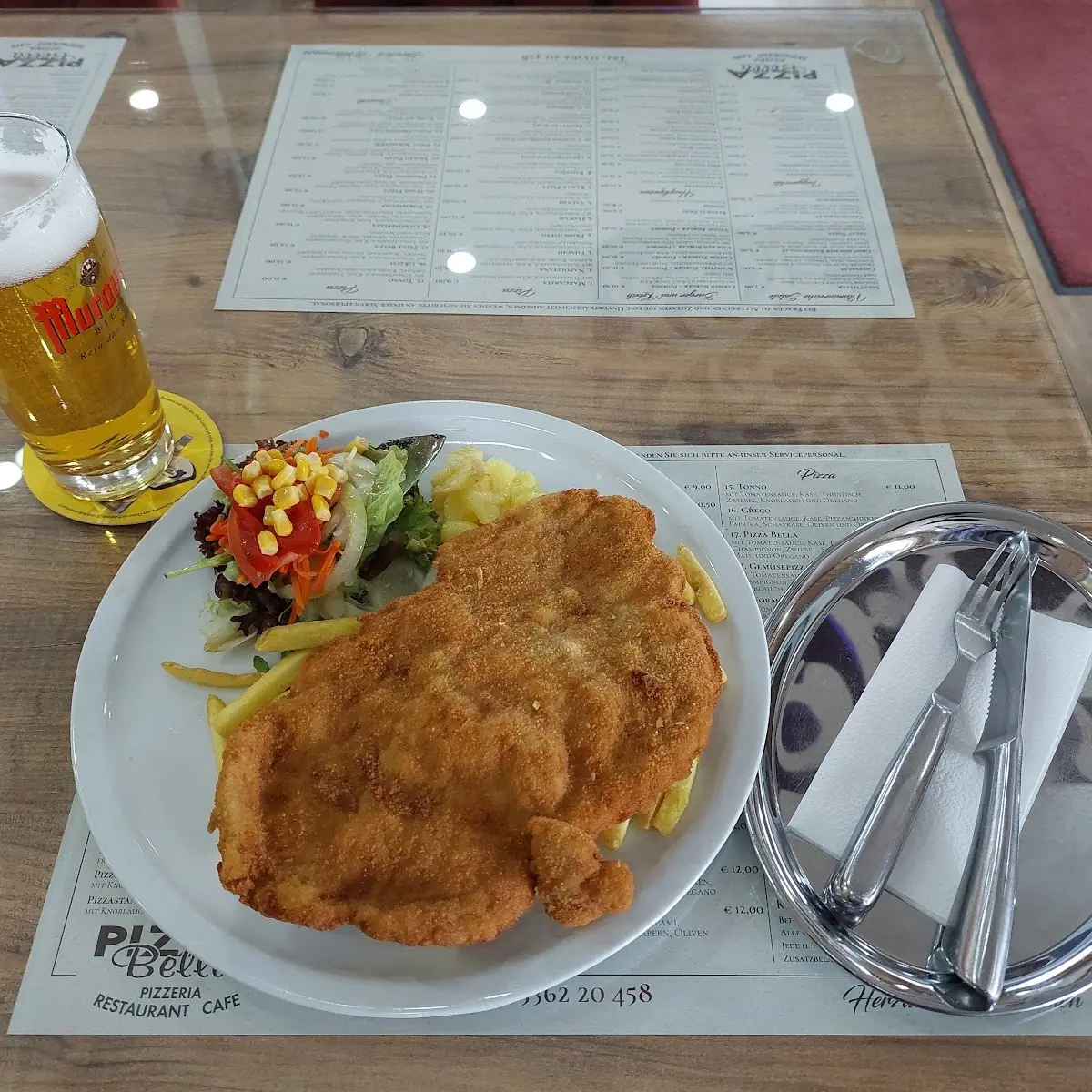 Schnitzel Mit Pommes Und Salat