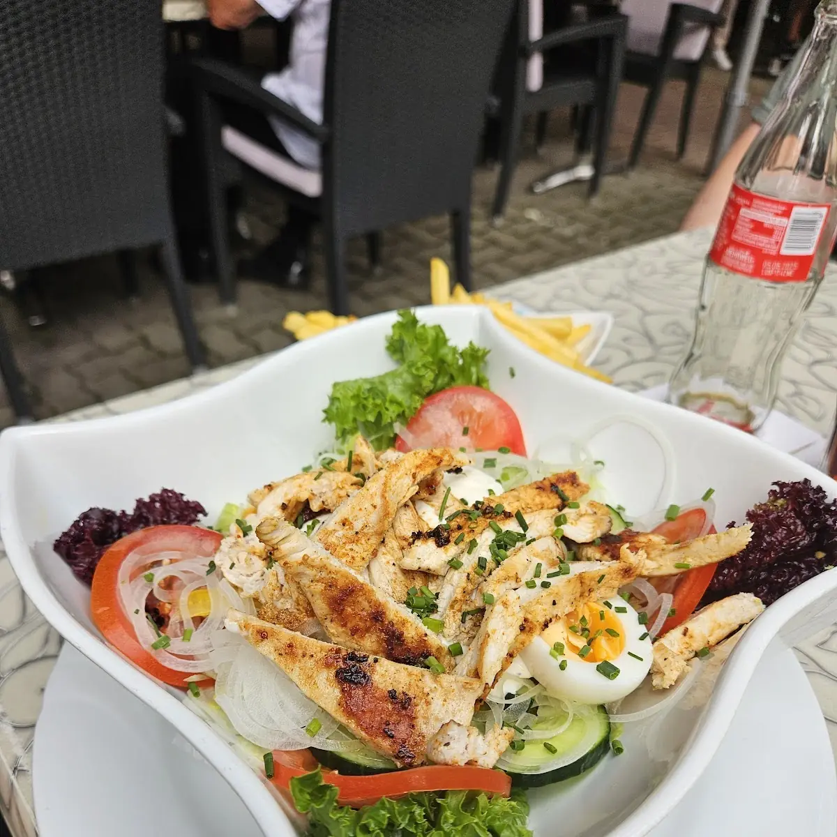 Bunte Salatschüssel Mit Gegrillten Hühnerstreifen