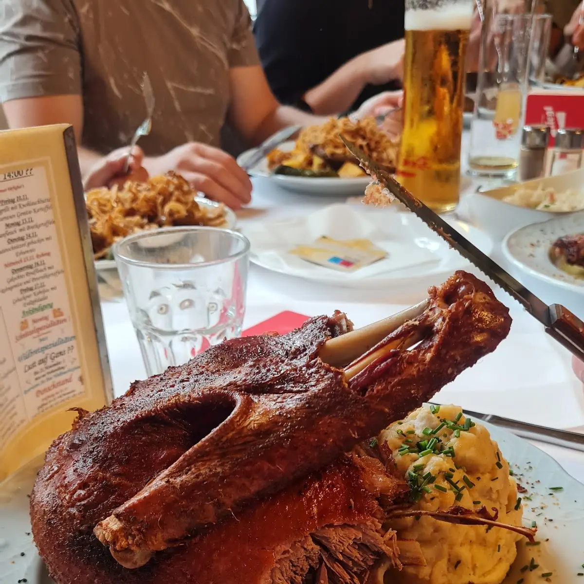 Gans Mit Rotkraut Und Knödel