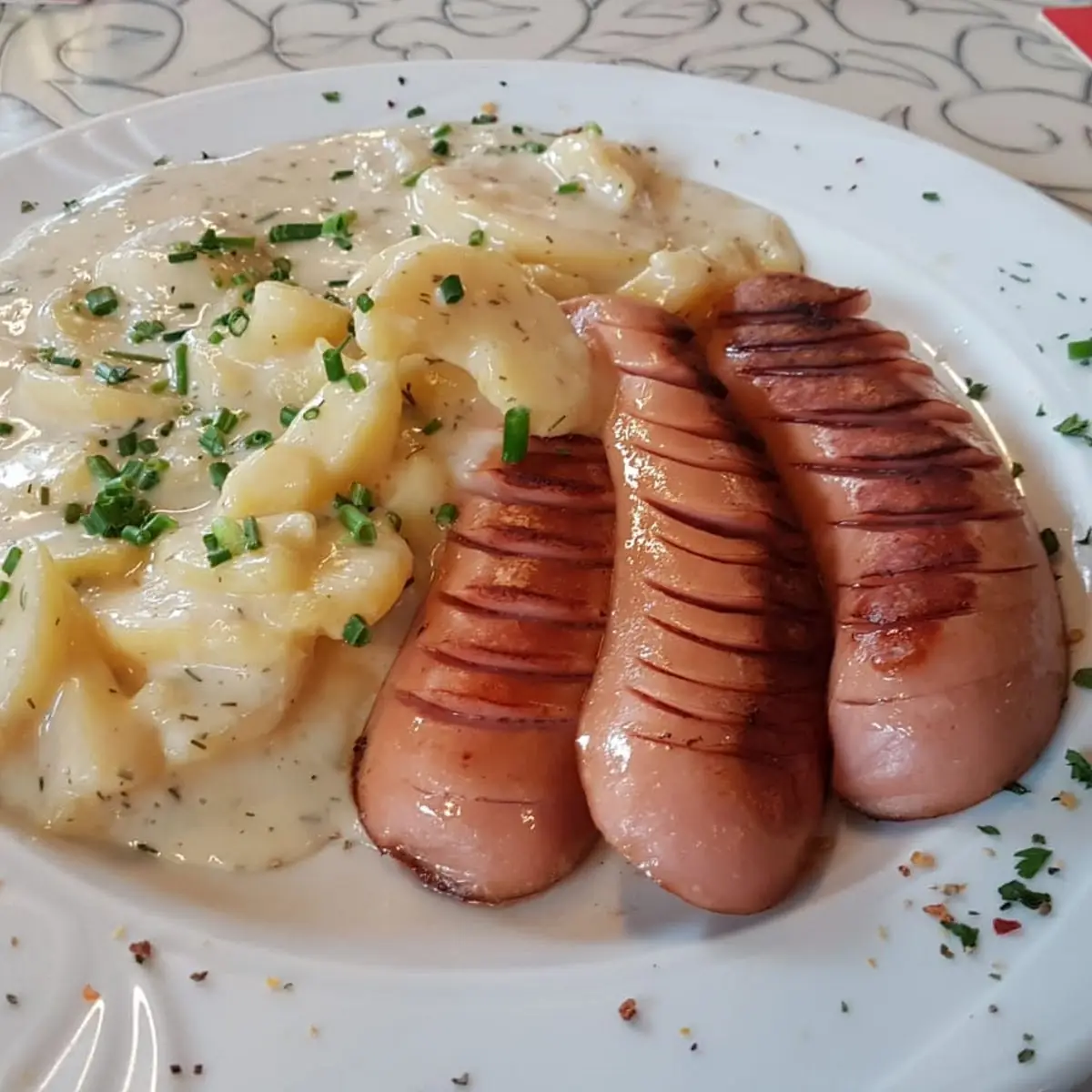 Gegrillte Knackwurst Mit Dillkartoffeln