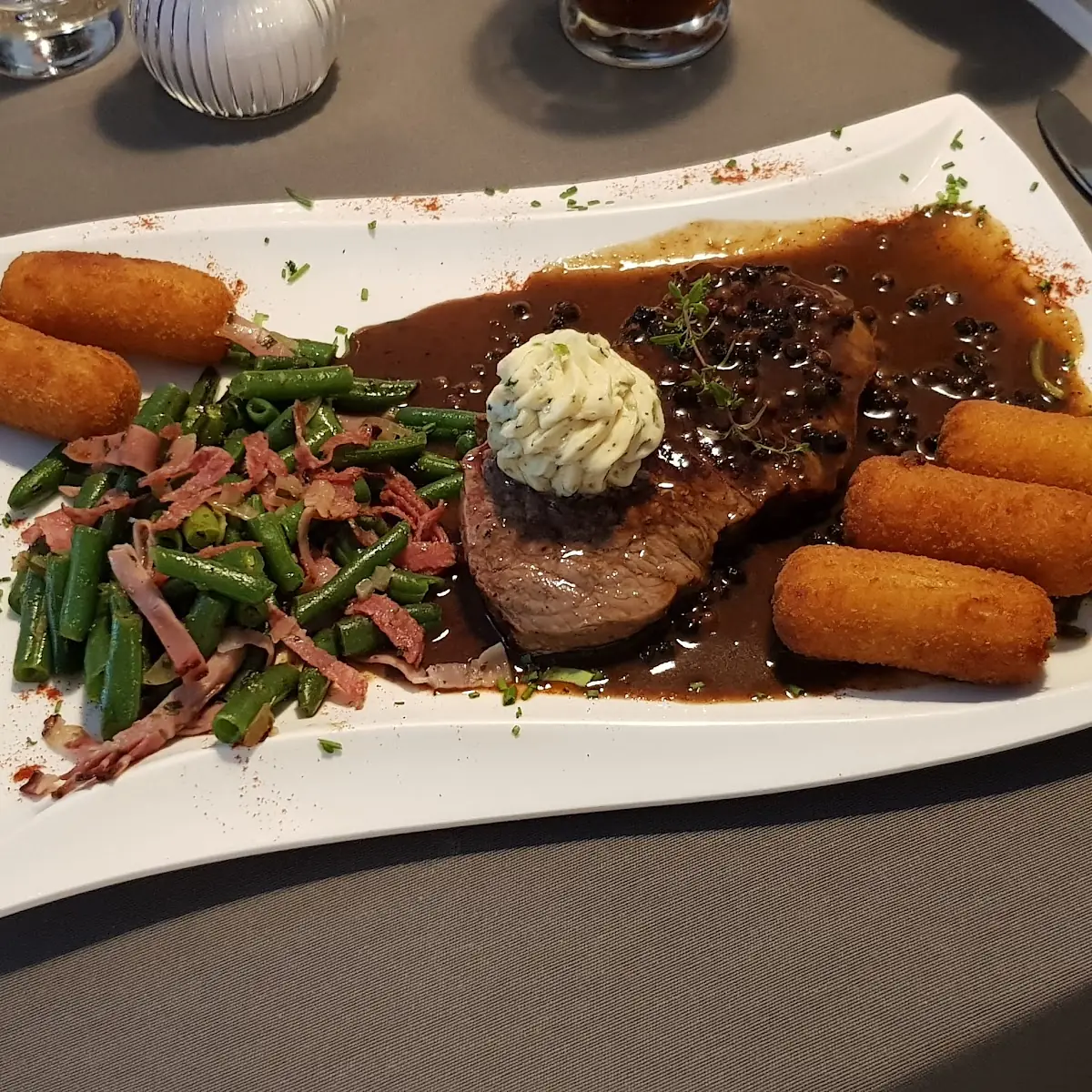 Steak Mit Pfefferrahmsauce Mit Kroketten Und Speckbohnen