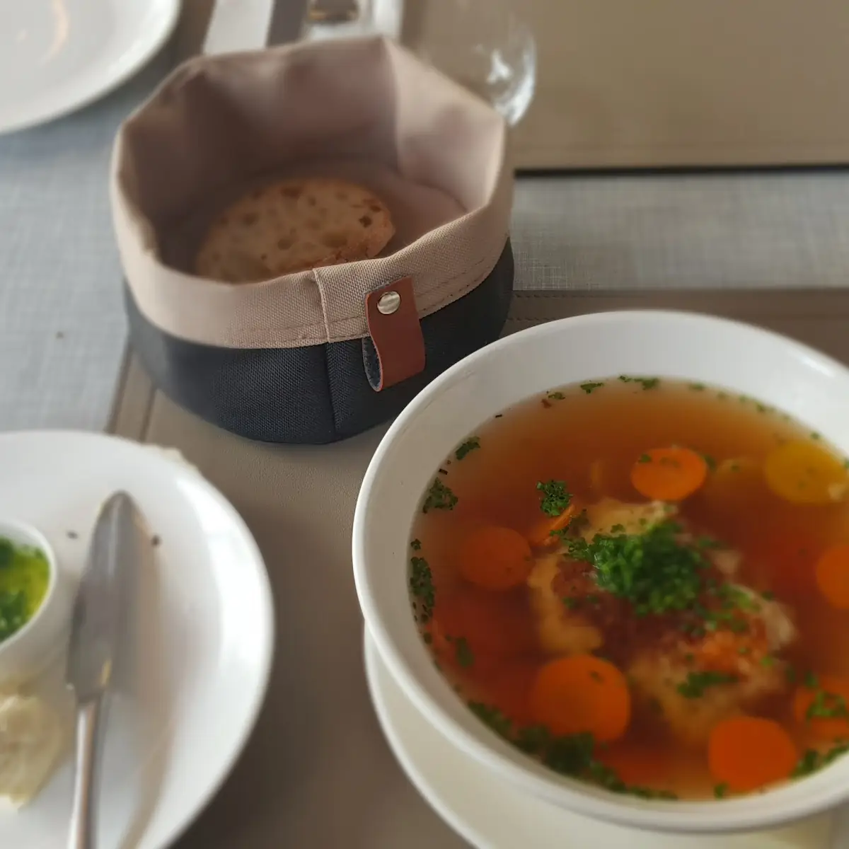 Gedeck Und Kaspressknödel-suppe, Wirtshaus am Kampesberg