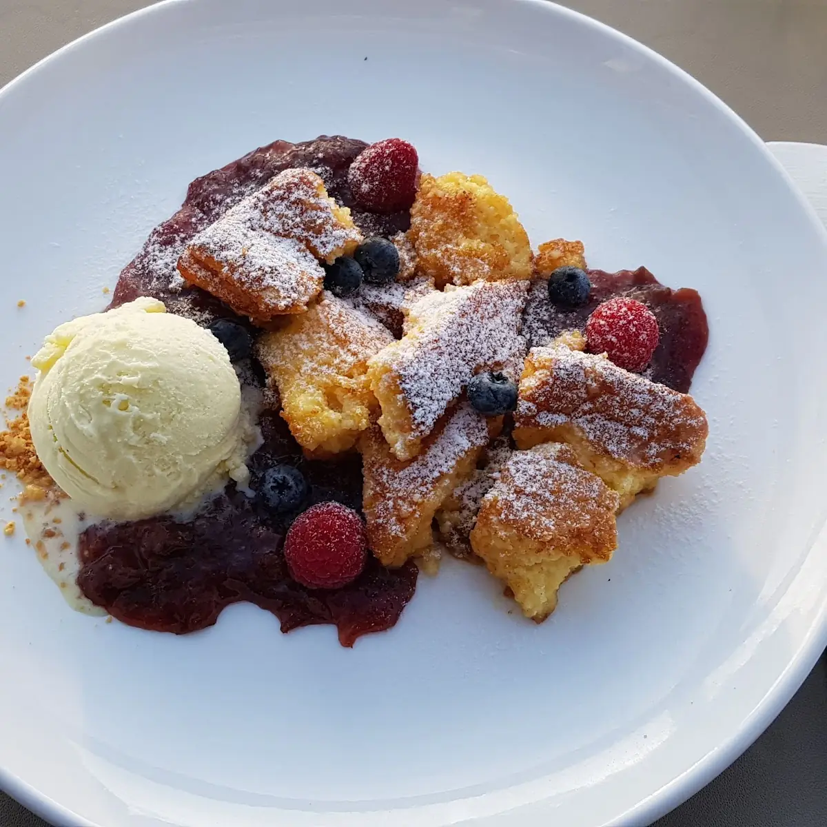 Grießschmarrn Mit Fruchtspiegel Und Eis, Wirtshaus am Kampesberg