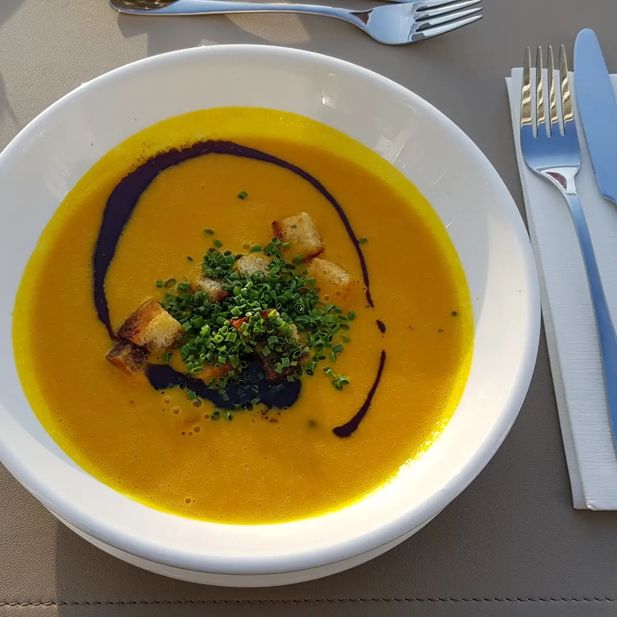 Kürbiscremesuppe Mit Croutons Und Kernöl, Wirtshaus am Kampesberg