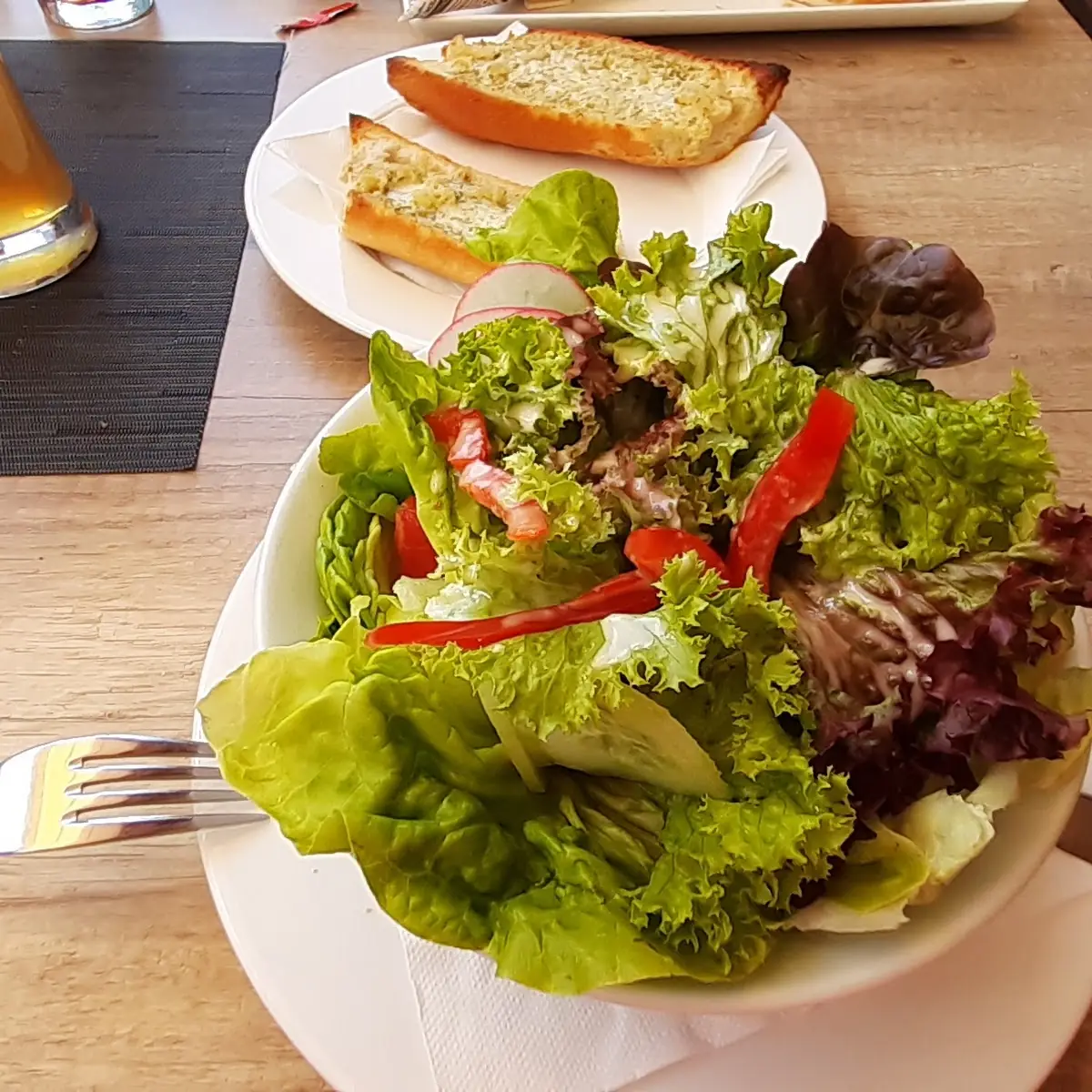 Gemischter Salat Mit Knoblauchbrot
