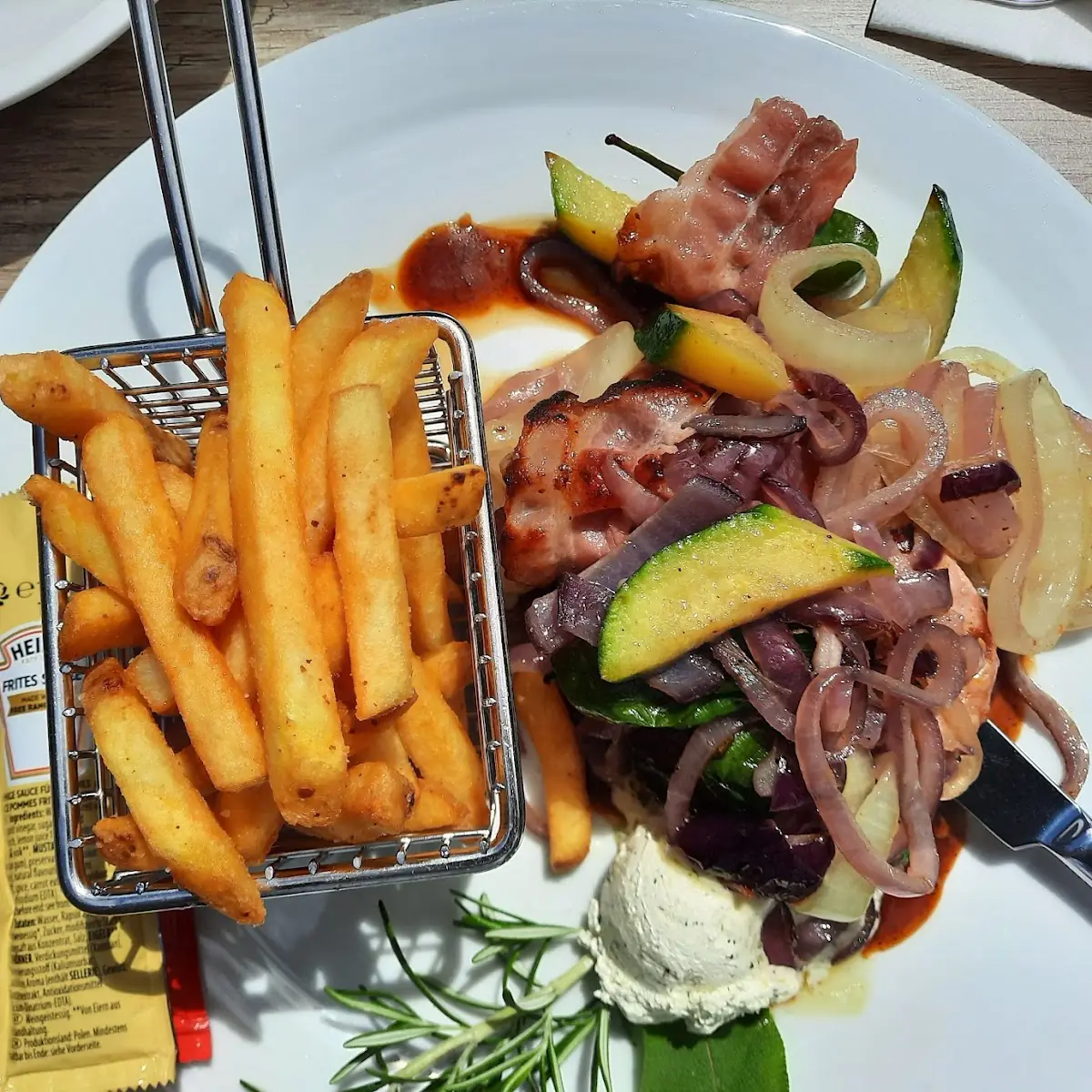 Holzfällersteak Mit Pommes
