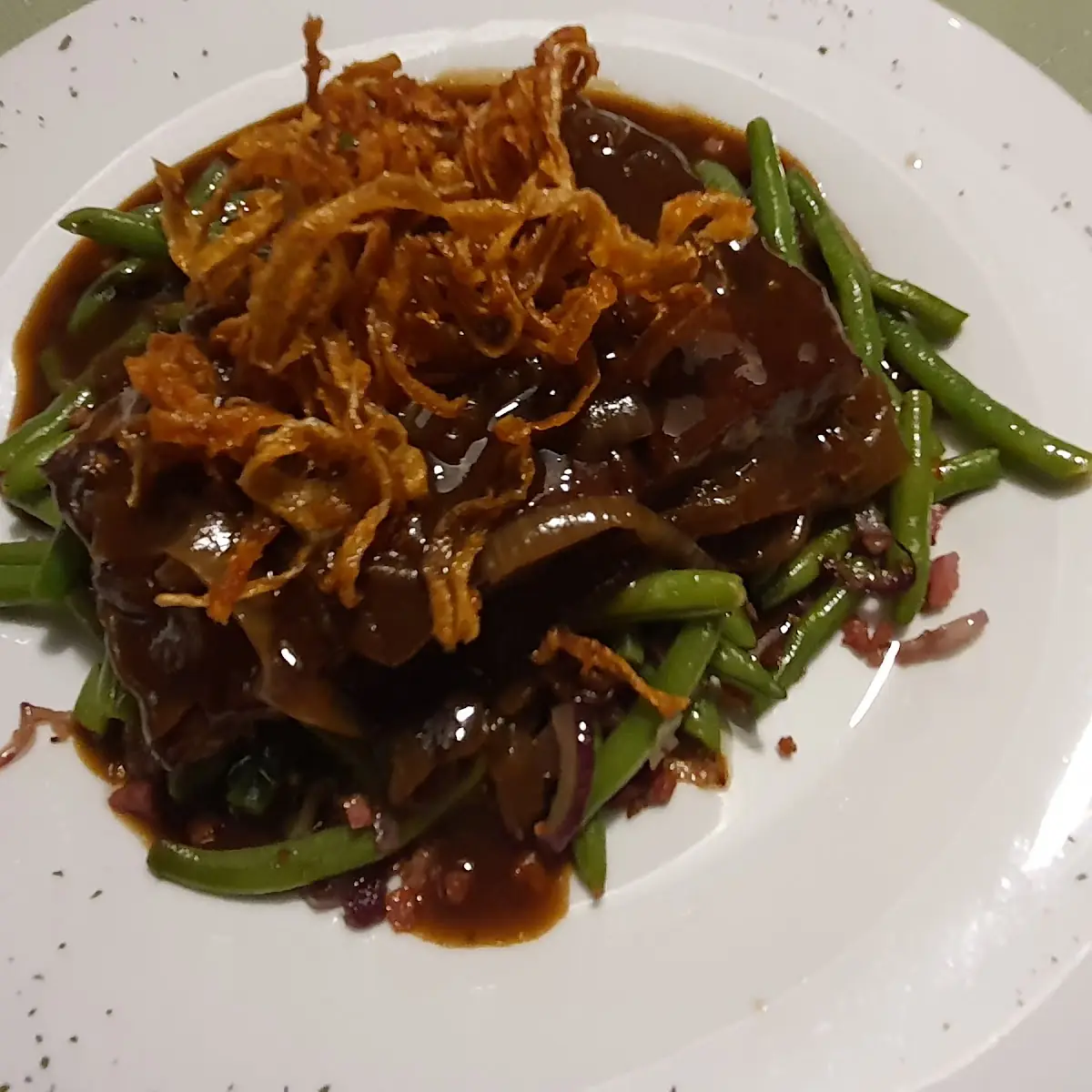 Vita Cu Fasole Pastai Si Ceapa Prajita