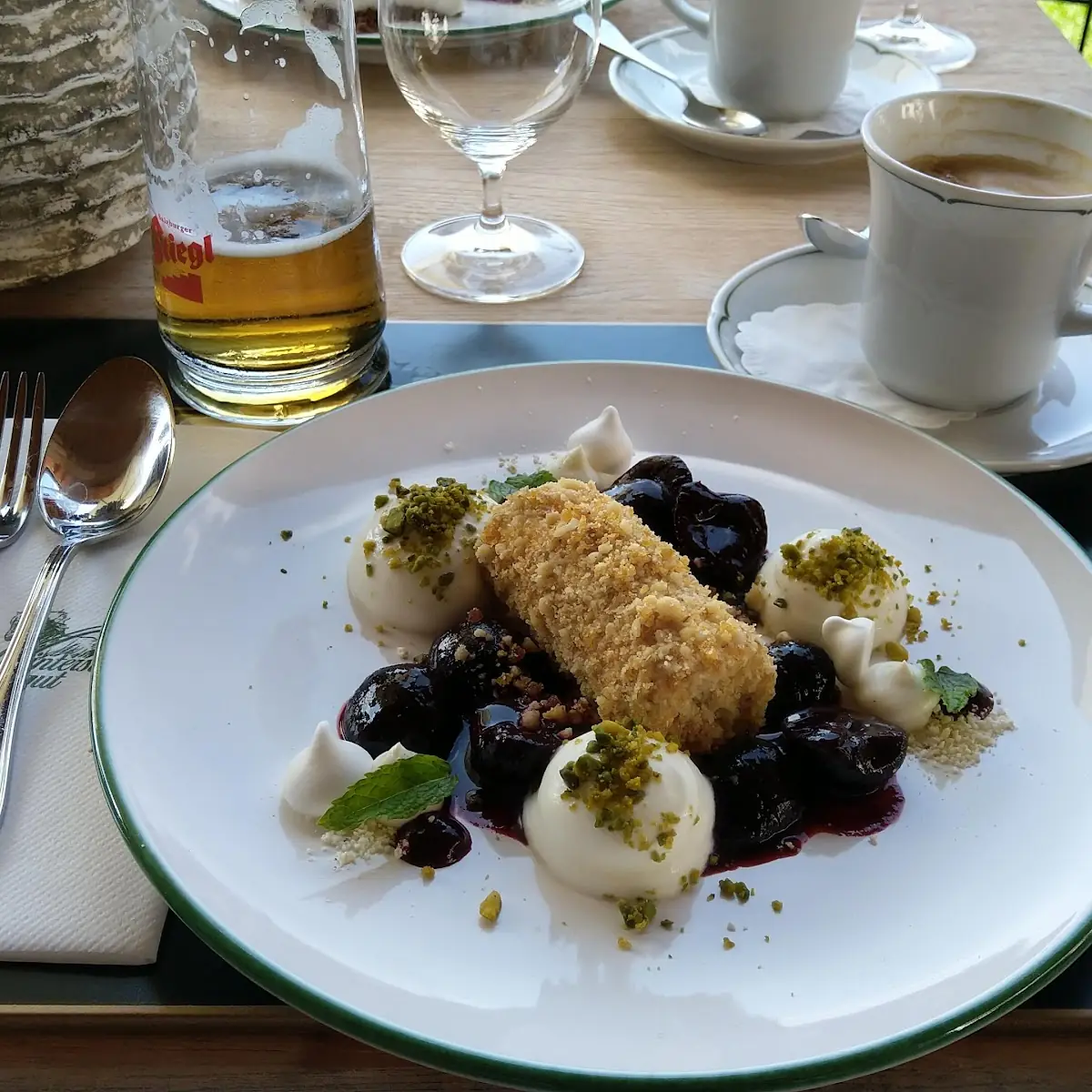Walnuss-parfait Mit Eingelegten Kirschen Und Joghurtschaum