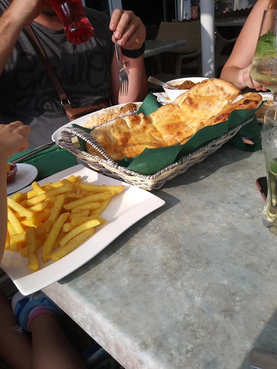 Pommes Und Knoblauchbrot