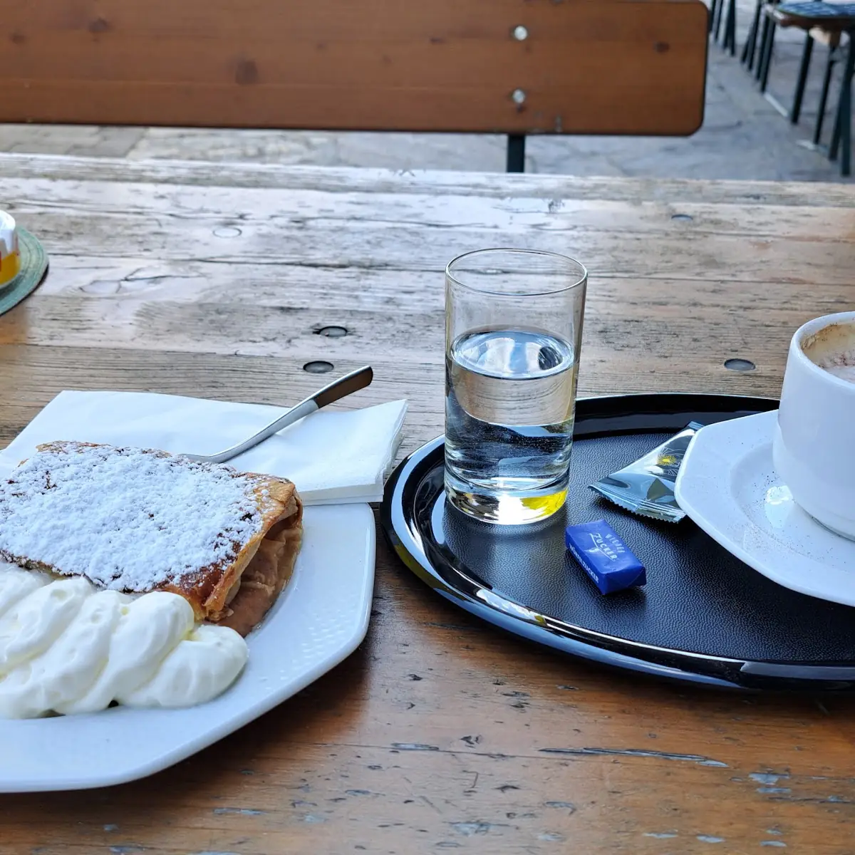 Hausgemachter Topfenstrudel Mit Cappuccino