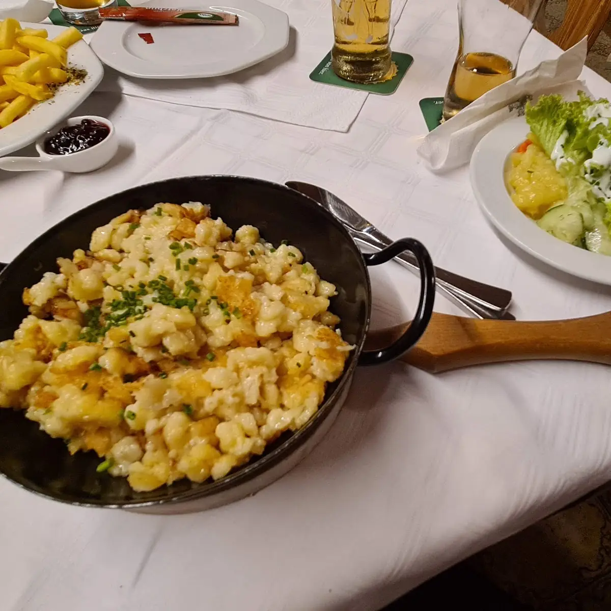 Käsespätzle Und Gemischter Salat Als Beilage