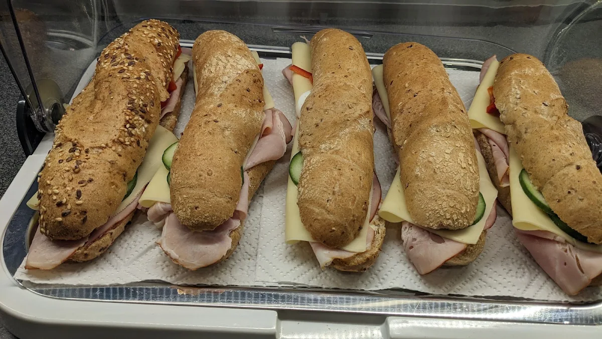 Gefüllter Kornspitz Butter Schinken Käse Gemüse Und Ei