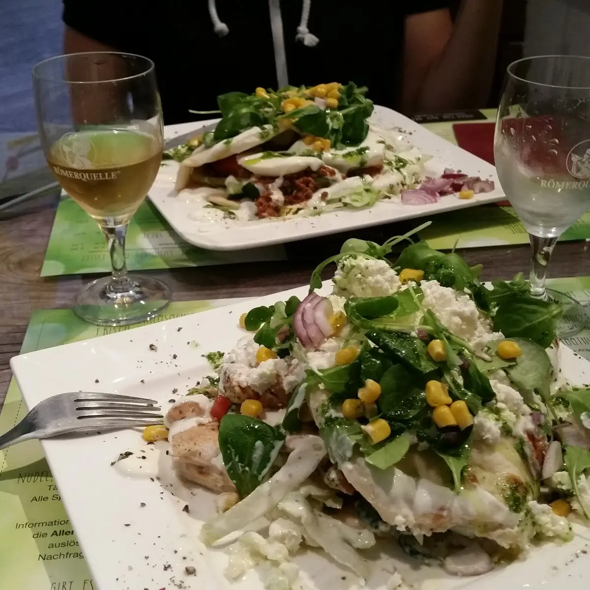 Hausgemachtes Fladenbrot Mit Huhn Und Schafskäse Vordergrund Mit Chili-hack Hintergrund