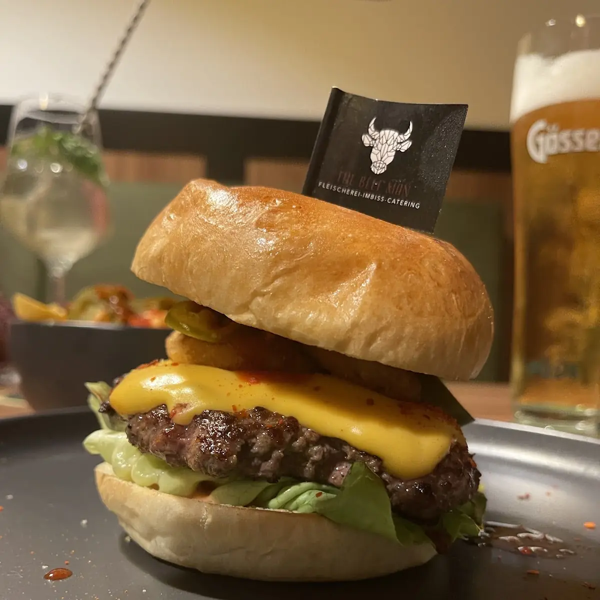 Spice Burger Mit Cheddar Jalapeños Chili-cheese Sauce Und Onion Rings