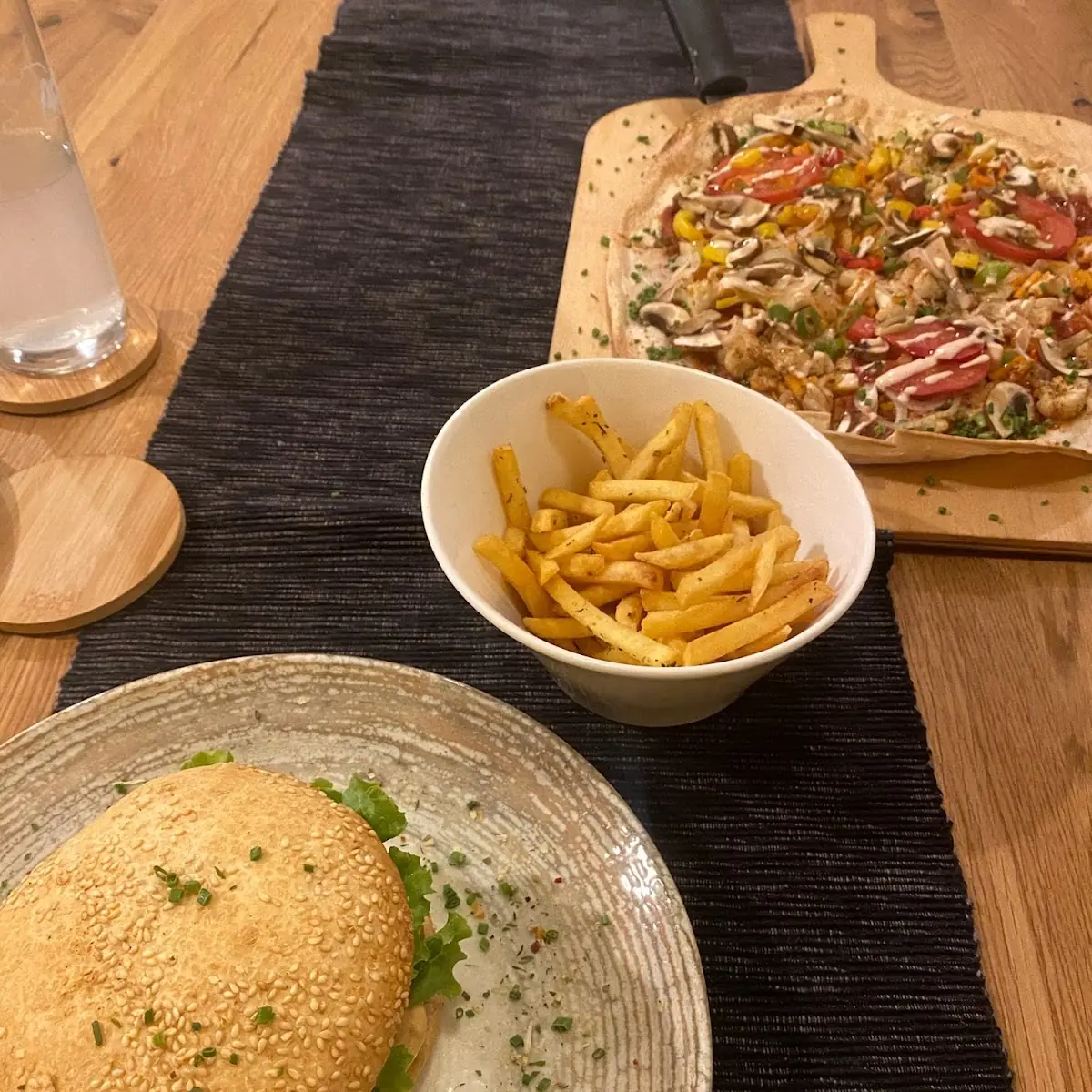 Chutney Burger Und Flammkuchen Mit Pommes