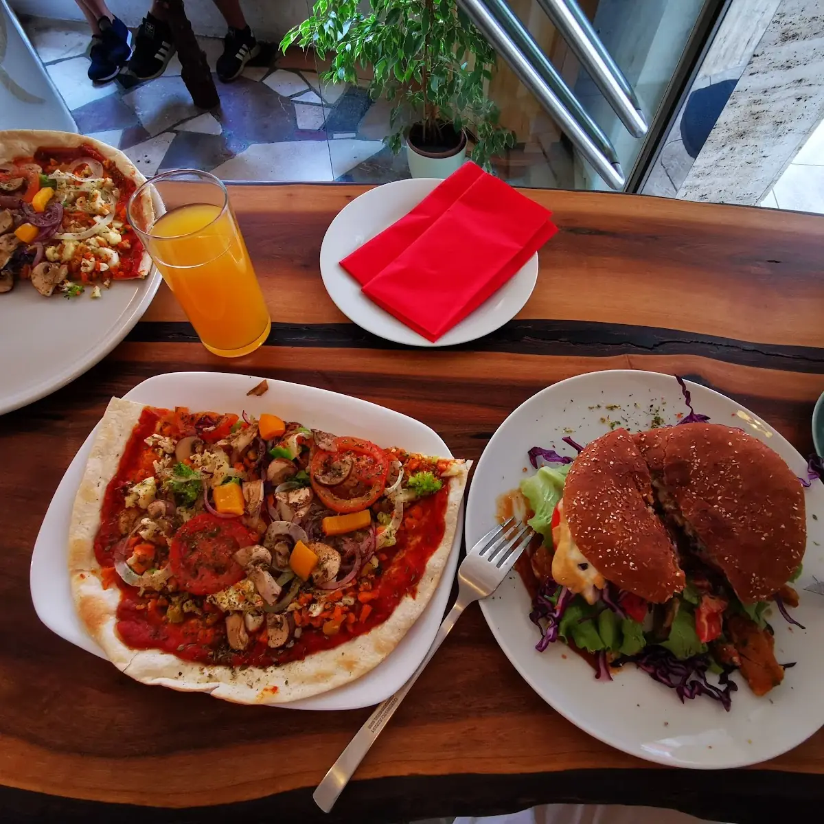 Flammkuchen Und Bbq-burger