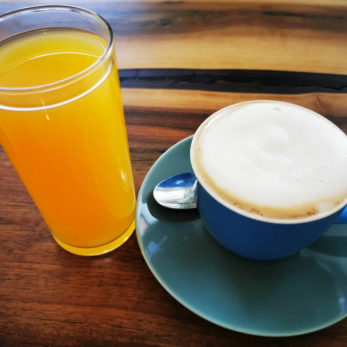 Mangosaft Und Cappuccino Mit Sojamilch