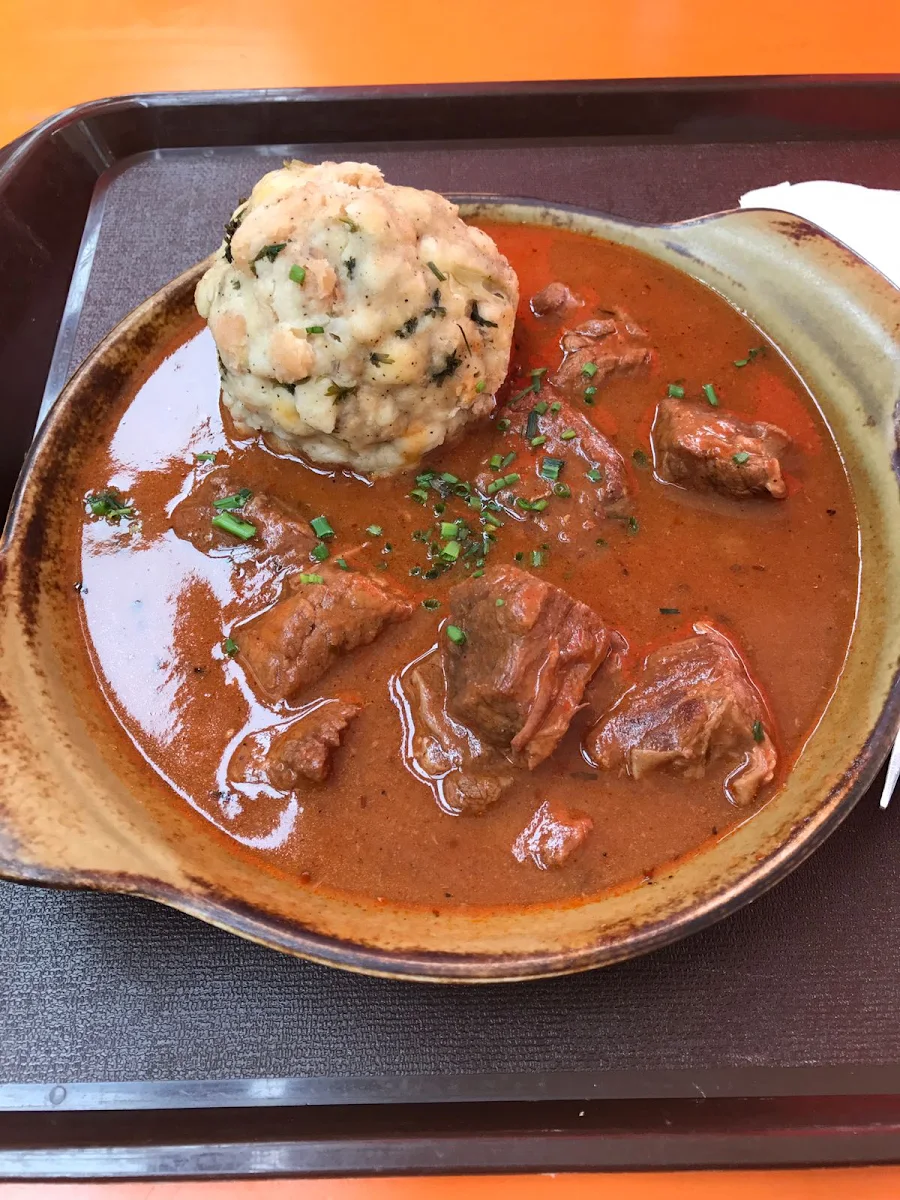 Hausgemachte Gulaschsuppe