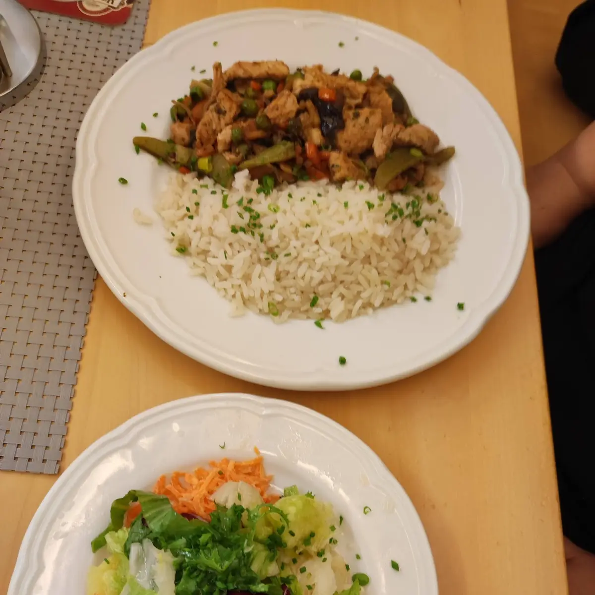 Putenfleisch Mit Mediterranen Gemüse Und Salat